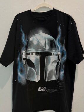 Disney Star Wars Mandalorian Helmet Graphic Tee Black Vintage Style NWOT